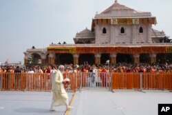 Perdana Menteri India Narendra Modi, tiba untuk memimpin pembukaan kuil yang didedikasikan untuk Dewa Ram Hindu di Ayodhya, India, Senin, 22 Januari 2024. (AP/Rajesh Kumar Singh)