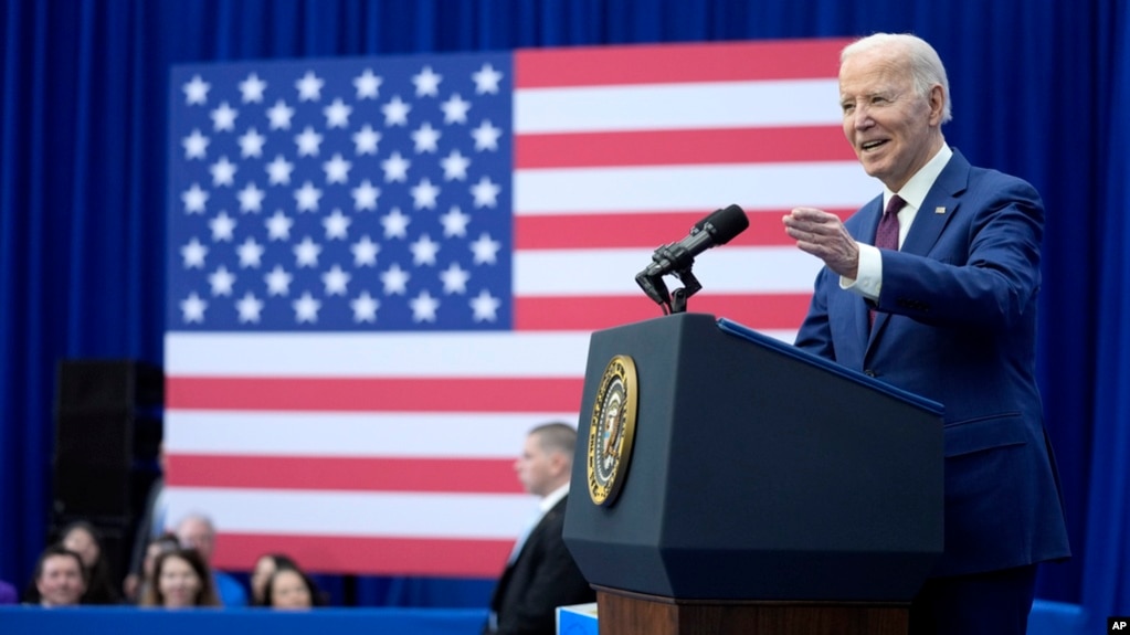 El presidente Joe Biden pronuncia un discurso sobre la reducción de precios para las familias estadounidenses durante un evento en el YMCA Allard Center, en Goffstown, New Hampshire, el 11 de marzo de 2024.