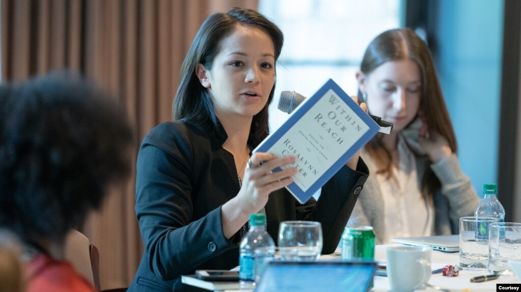 ARCHIVO - La reportera independiente Christine Herman, centro, habla en una reunión de las Becas Rosalynn Carter para Periodismo de Salud Mental en el Centro Carter en Atlanta, Georgia, el 18 de septiembre de 2019.