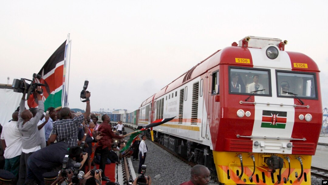 FILE - Peresmian kereta kargo SGR yang diberangkatkan dari depo kontainer pelabuhan dengan kereta api yang didukung China senilai hampir $3,3 miliar, oleh presiden Kenya di Mombasa, Kenya, 30 Mei 2017. (AP/Khalil Senosi)