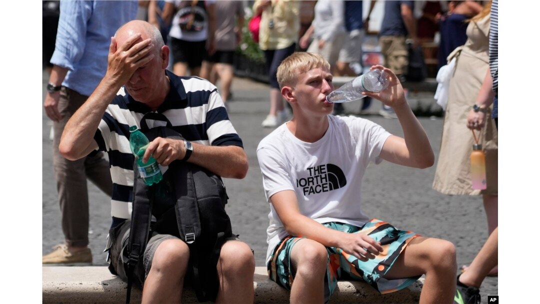 Turis-turis sedang minum di tengah gelombang panas di Roma, Italia, dengan suhu mencapai 40 derajat Celsius di banyak kota di Italia, Sabtu, 8 Juli 2023. (Foto: Gregorio Borgia/AP Photo)