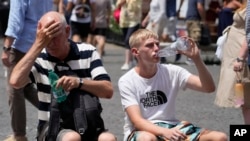 Em Roma dois turistas tentam refrescar-se