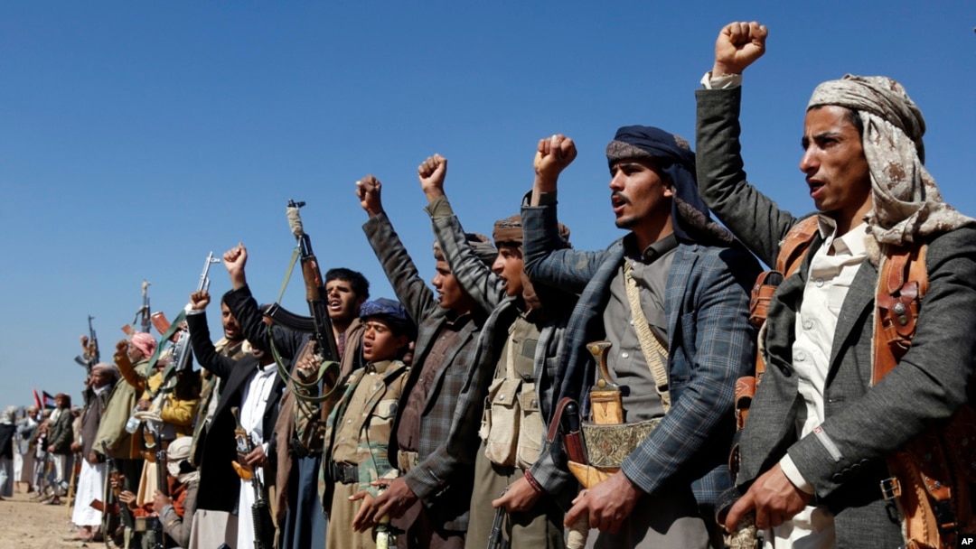 Pejuang dan anggota suku Houthi melakukan unjuk rasa menentang serangan AS dan Inggris di situs militer yang dikelola Houthi dekat Sanaa, Yaman, 14 Januari 2024. (AP)