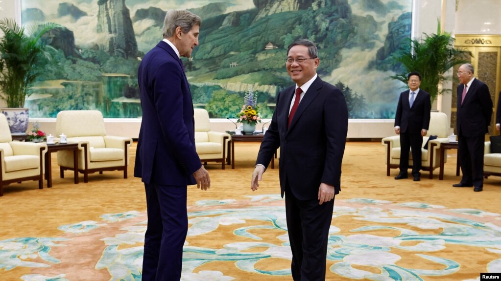 美国气候问题特使约翰·克里（John Kerry）2023年7月18日在北京会晤中国总理李强。（媒体联访照片）(photo:VOA)