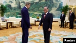美国气候问题特使约翰·克里（John Kerry）2023年7月18日在北京会晤中国总理李强。（媒体联访照片）
