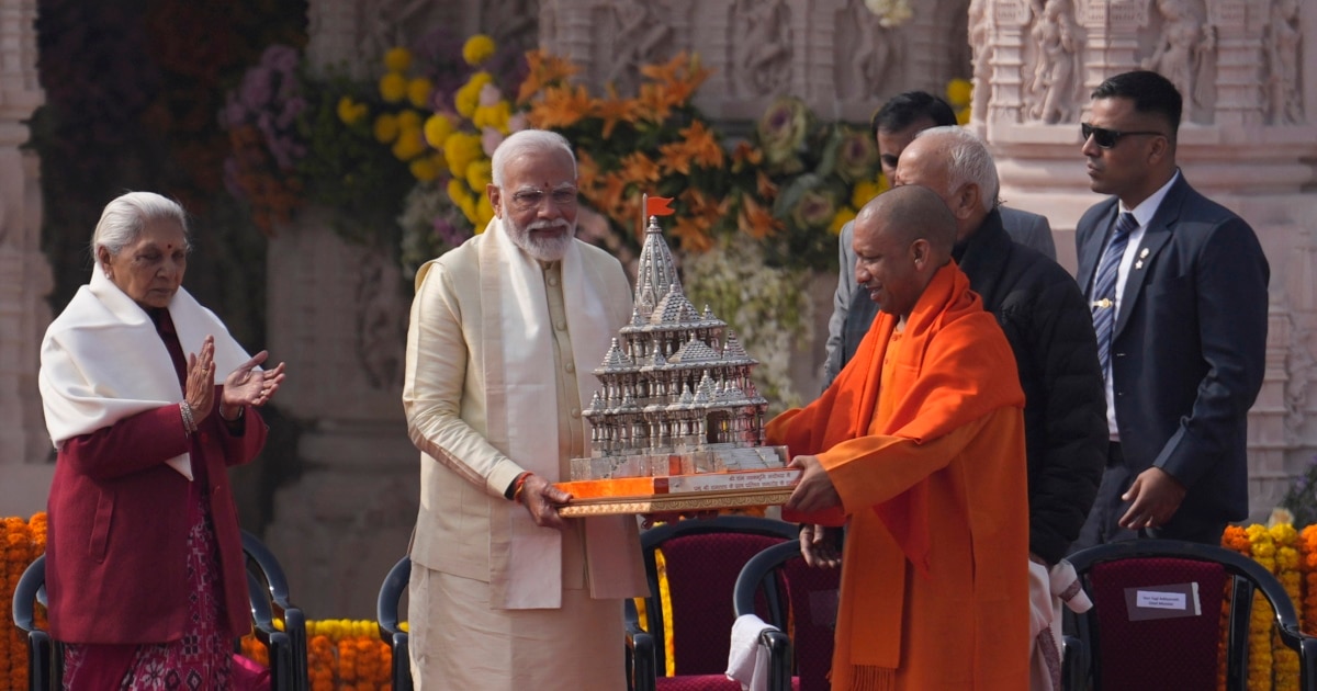 مودی معبد بنا شده بر مخروبههای مسجد بابری را افتتاح کرد
