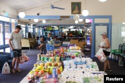 FILE - Pusat sumbangan makanan dan persediaan untuk membantu warga yang terkena dampak banjir dan badai di klub bowling lokal di barat laut Sydney, Wisemans Ferry, Australia, 25 Maret 2021. (REUTERS/Loren Elliott)