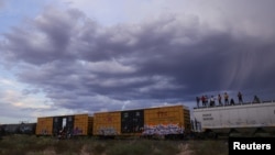 Migrantes que viajan en tren a Ciudad Juárez en un intento de llegar a Estados Unidos, se encuentran encima de un vagón de tren mientras están varados cerca de Villa Ahumada, en el estado de Chihuahua, México, 29 de septiembre de 2023. REUTERS/José Luis González