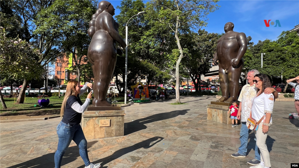 Turistas de muchas partes del mundo recorren las calles de Medellín, visitan sitios históricos y degustan los platos típicos de la ciudad colombiana.