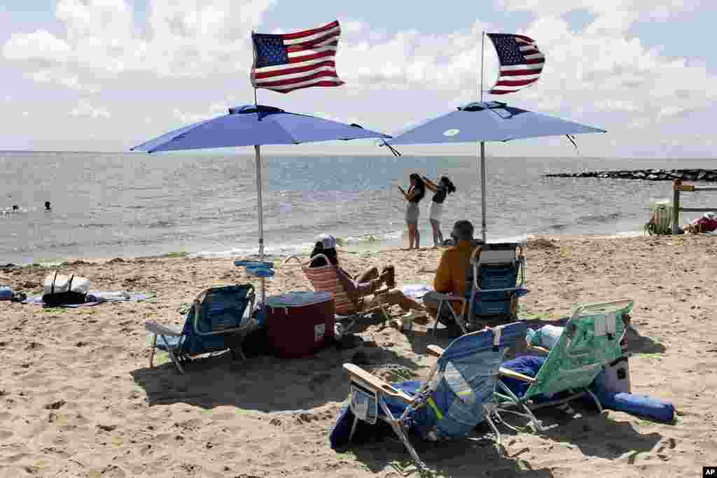 Muchas personas en EEUU aprovechan el fin de semana largo para pasarlo en la playa con la familia y amigos. Con esta celebración se cierran oficialmente las playas y la temporada de verano.