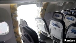 រូបឯកសារ៖ ទ្វារ​មួយ​​​នៃ​​យន្តហោះ​មួយ​គ្រឿង​​របស់ក្រុមហ៊ុន​អាកាសចរណ៍ Alaska Airlines ធុន Boeing 737 MAX 9 បានរបើក​​នៅ​ពេល​​កំពុង​ហោះ​​​​​កាលពីថ្ងៃទី​៥ ខែមករា។ (NTSB/Handout via Reuters)