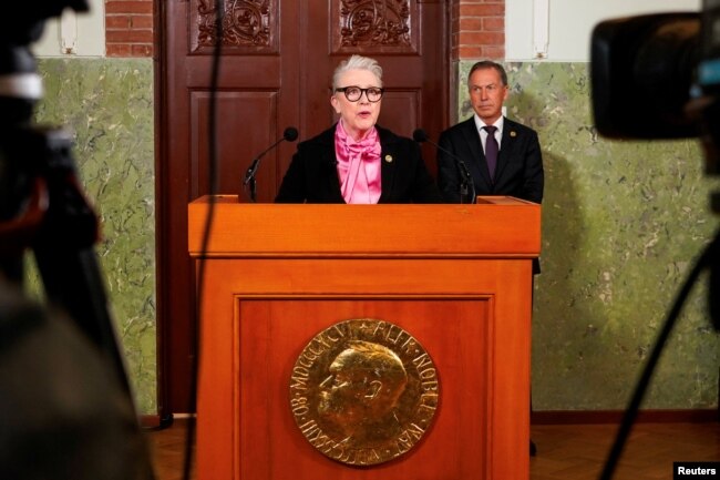 La presidenta del Comité Nobel, Berit Reiss-Andersen, anuncia el ganador del Premio Nobel de la Paz para 2023. NTB/Terje Pedersen vía REUTERS ​