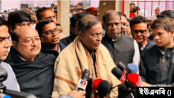 ঢাকার বকশী বাজারের নবকুমার ইনস্টিটিউশনে সাংবাদিকদের সঙ্গে পররাষ্ট্রমন্ত্রী হাছান মাহমুদ। ২৪ জানুয়ারি, ২০২৪।