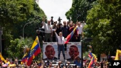 Pemimpin oposisi Venezuela Maria Corina Machado memegang bendera nasional negara tersebut dan menyapa pendukungnya dalam aksi di Caracas, Venezuela, pada 3 Agustus 2024. (Foto: AP/Matias Delacroix)