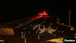 12일 예멘 후티 반군 공격을 위해 미국 해군 F-18 전투기들이 항공모함에서 이륙하고 있다.(자료 사진)