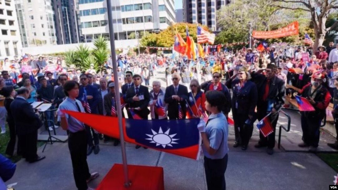 10月8日旧金山圣玛利广场举行了中华民国升国旗典礼; 300多民众参与观礼