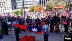 10月8日旧金山圣玛利广场举行了中华民国升国旗典礼; 300多民众参与观礼