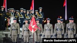 Tentara kehormatan Polandia berjaga selama upacara peringatan 85 tahun dimulainya Perang Dunia II di Westerplatte, Gdansk, 1 September 2024. (Foto: Marcin Gadomski/AFP)