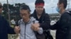 11月17日习近平结束访美，从旧金山机场离开，中国民主党党员张开宇被近20位亲共人员伏击现场。穿浅色衣服者为张开宇 (张开宇本人提供)