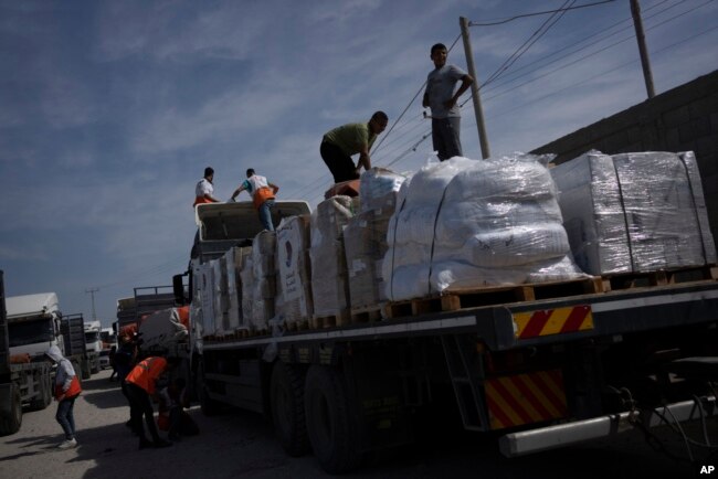 Xe tải chở hàng viện trợ nhân đạo cho Dải Gaza từ Ai Cập đến Rafah vào ngày 21 tháng 10 năm 2023.
