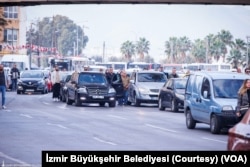 İzmirliler, sirenler ve kornalar eşliğinde kentin her köşesinde saygı duruşunda bulundu.