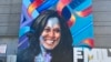 Mural de Kamala Harris en las afueras del United Center en Chicago durante la Convención Nacional Demócrata.