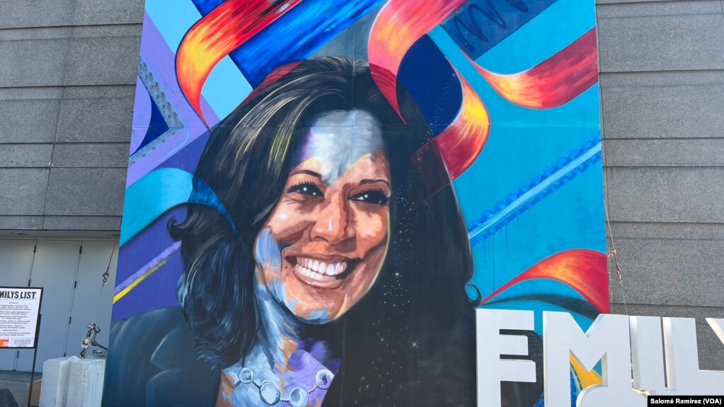 Mural de Kamala Harris en las afueras del United Center en Chicago durante la Convención Nacional Demócrata.