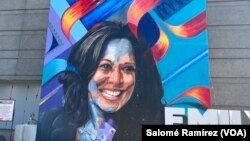 Mural de Kamala Harris en las afueras del United Center en Chicago durante la Convención Nacional Demócrata.