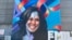 Mural de Kamala Harris en las afueras del United Center en Chicago durante la Convención Nacional Demócrata.