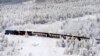 Kereta uap melintasi lanskap yang tertutup salju dalam perjalanan menuju gunung tertinggi 'Brocken' setinggi 1.142 meter (3.743 kaki) di Jerman utara di pegunungan Harz dekat Schierke, Jerman, Rabu, 17 Januari 2024. (AP Photo/Matthias Schrader )