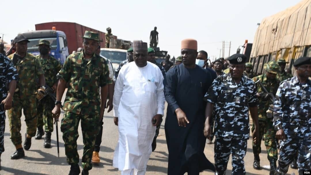 Kwamishinan Tsaron Cikin Gida a jihar Kaduna, Samuel Aruwan da jami'in tsaro