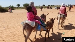 Des réfugiés soudanais passent la frontière pour rejoindre le Tchad.