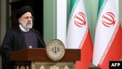 伊朗总统府提供的图片显示，伊朗总统易卜拉欣·莱希于2023年11月6日在德黑兰与伊拉克总理举行的联合新闻发布会上发表讲话。（图片由伊朗总统府提供，法新社发布。） 