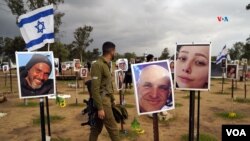 Un soldado recorre el memorial a las víctimas del Festial Nova, muy cerca de la fronetar con Gaza.