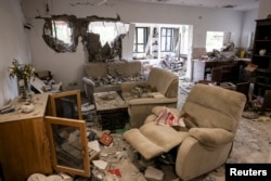 Uništena dnevna soba u jednoj od kuća u kibucu Beri. (Foto: REUTERS/Ronen Zvulun)