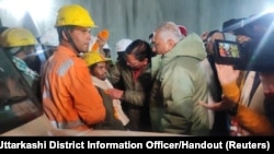 အိန္ဒိယနိုင်ငံ Uttarakhand ပြည်နယ်တောင်ပိုင်းက ဥမင်လှိုဏ်ခေါင်းတခုအတွင်း ပိတ်မိနေတဲ့ ဆောက်လုပ်ရေးဝန်ထမ်းများထဲက တဉီးကို တွေ့ဆုံကြိုဆိုနေကြစဉ် (နိုဝင်ဘာ ၂၈၊ ၂၀၂၃)
