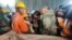 အိန္ဒိယနိုင်ငံ Uttarakhand ပြည်နယ်တောင်ပိုင်းက ဥမင်လှိုဏ်ခေါင်းတခုအတွင်း ပိတ်မိနေတဲ့ ဆောက်လုပ်ရေးဝန်ထမ်းများထဲက တဉီးကို တွေ့ဆုံကြိုဆိုနေကြစဉ် (နိုဝင်ဘာ ၂၈၊ ၂၀၂၃)