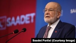 Saadet Partisi Genel Başkanı Temel Karamollaoğlu görevi devredeceğini duyurdu.