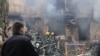 Esta foto publicada por el Servicio Estatal de Emergencia de Ucrania el 13 de junio de 2023 muestra a los bomberos extinguiendo un incendio en un edificio residencial de cinco pisos, el sitio de un ataque ruso nocturno, en la ciudad de Kryvyi Rig, Ucrania.