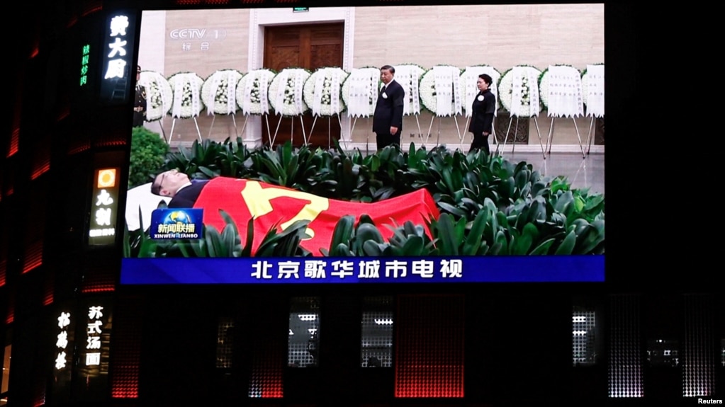 2023年11月2日，中国原总理李克强的遗体告别仪式在北京举行。中共领导人习近平夫妇以及其他在北京的政治局常委等要员出席。仪式结束后，李克强的遗体被火化。