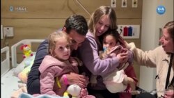 Hamas’ın serbest bıraktığı rehinelerin aileleriyle kucaklaşma anı