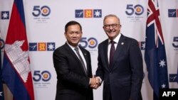 នាយករដ្ឋមន្ត្រី​អូស្ត្រាលីលោក Anthony Albanese ស្វាគមន៍នាយករដ្ឋមន្ត្រីកម្ពុជាលោក ហ៊ុន ម៉ាណែត ក្នុងកិច្ចប្រជុំកំពូលអាស៊ាន-អូស្ត្រាលី នៅទីក្រុង Melbourne កាលពីថ្ងៃទី៥ ខែមីនា ឆ្នាំ២០២៤។ (AFP PHOTO / ASEAN AUSTRALIA SPECIAL SUMMIT 2024 / LEIGH HENNINGHAM)