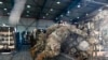 ARHIVA - Pripadnici vazduhoplovnih snaga SAD pripremaju palete sa municijom koje će biti transportovani avionom C-130 Herkules, u bazi Ramštajn, u Nemačkoj, 7. avgusta 2023.
