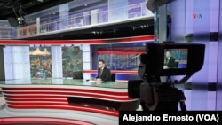 Grabación de un noticiero de Palestina TV, en sus estudios en la ciudad de Ramala, el 6 de noviembre de 2023.