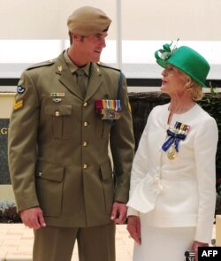 Gubernur Jenderal Australia Quentin Bryce berbicara dengan Kopral Ben Roberts-Smith setelah memberinya penghargaan Victoria Cross. (Foto: AFP)