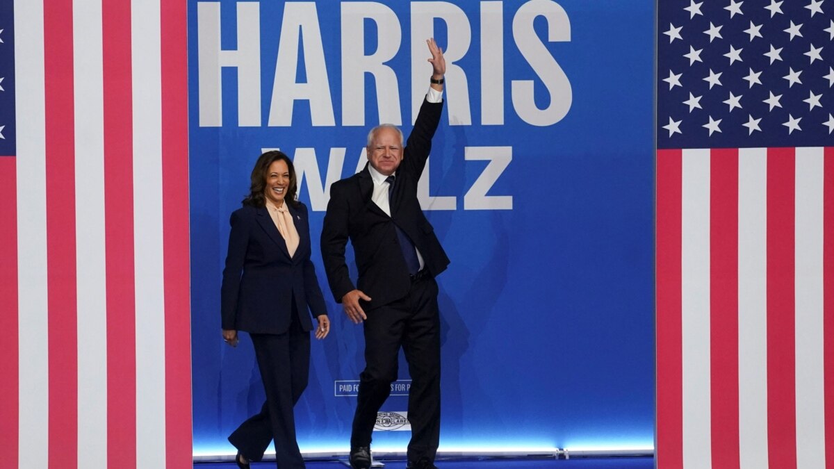 哈里斯与她的竞选搭档沃尔兹在费城举行首次竞选活动