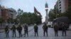 La policía hace guardia en el centro de Santiago, Chile, el miércoles 23 de octubre de 2019, debido a las manifestaciones contra el gobierno.