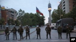 La policía hace guardia en el centro de Santiago, Chile, el miércoles 23 de octubre de 2019, debido a las manifestaciones contra el gobierno.