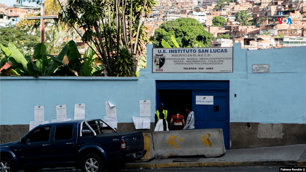 Los votantes que asistieron este domingo reiteraban que su deber era votar sin pensar en política.