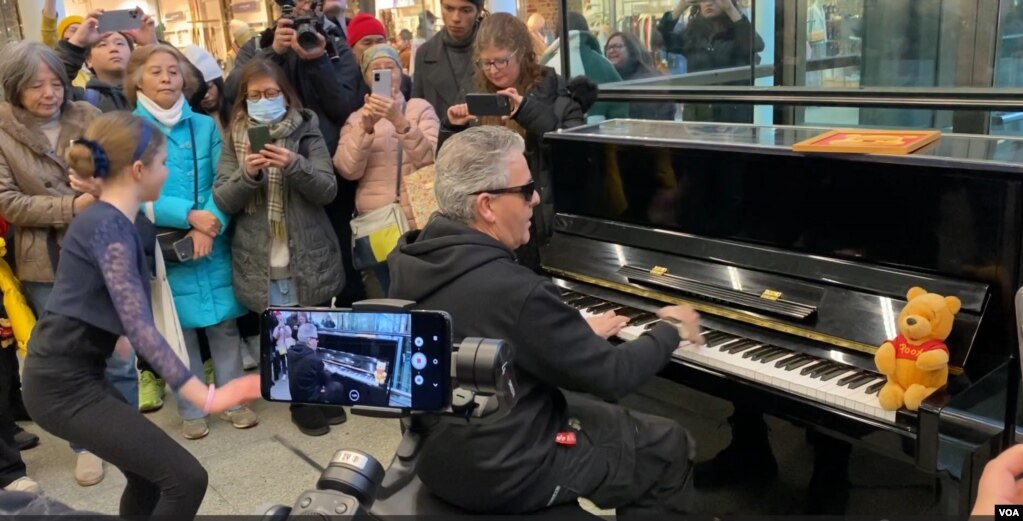 英国网红钢琴家布兰登-卡瓦纳1月26日星期五在伦敦圣潘克拉斯国际车站表演 (美国之音/李伯安)(photo:VOA)